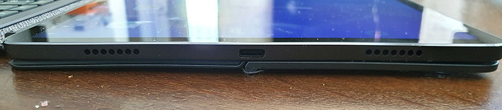 טעינה בחיבור USB-C ויציאת רמקולים בצדדים