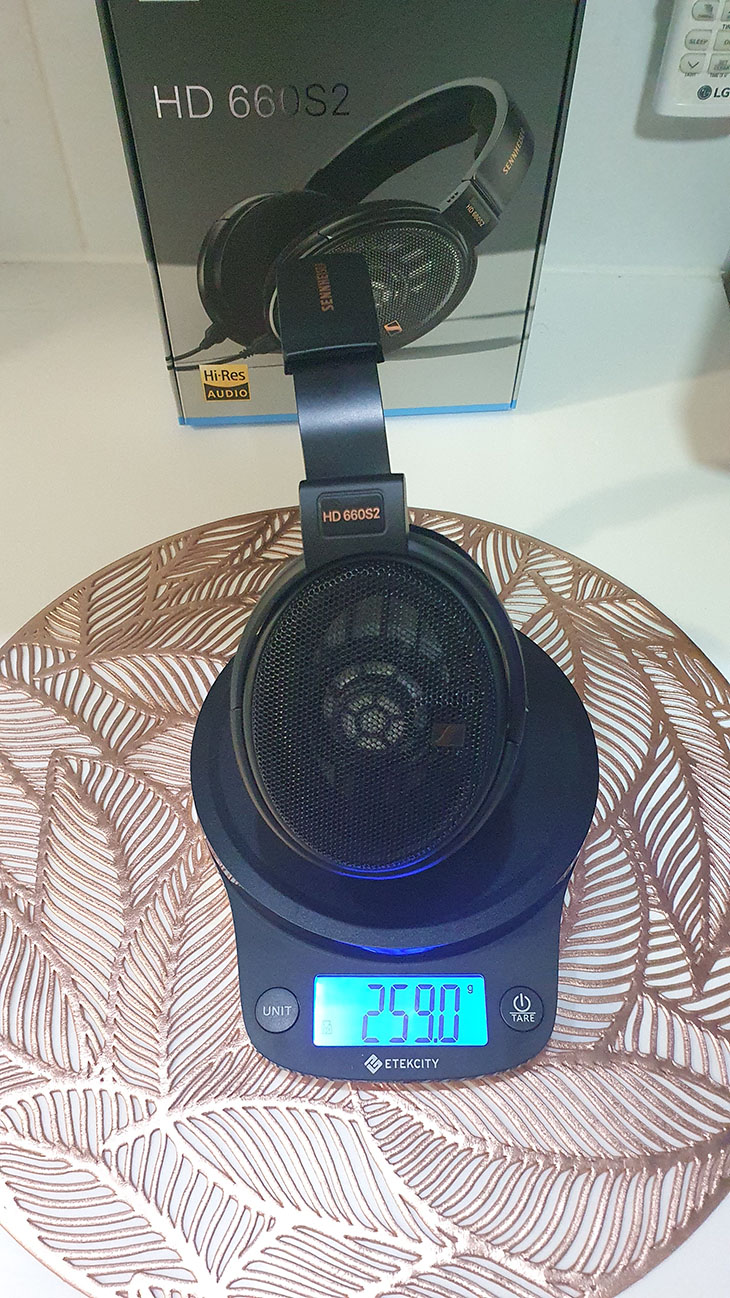 אוזניות HD660S2 של חברת Sennheiser שוקלות 260 גרם