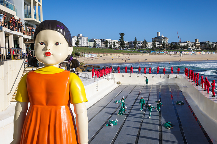 משחק מרתק של 'אור אדום, אור ירוק' בבריכת Bondi Icebergs בסידני